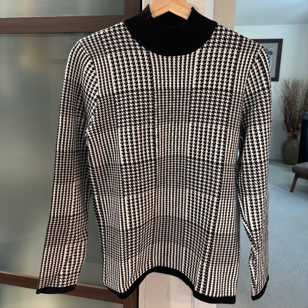 T Tahari Houndstooth Mock Turtleneck - Size M - Picture 2 of 9